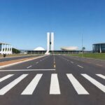 Faixa de pedestre em avenida de Brasília, celebrando redução de atropelamentos no DF.