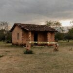 Cena de casa isolada por fita policial em Águas Lindas, Goiás, após tragédia familiar com mortes.