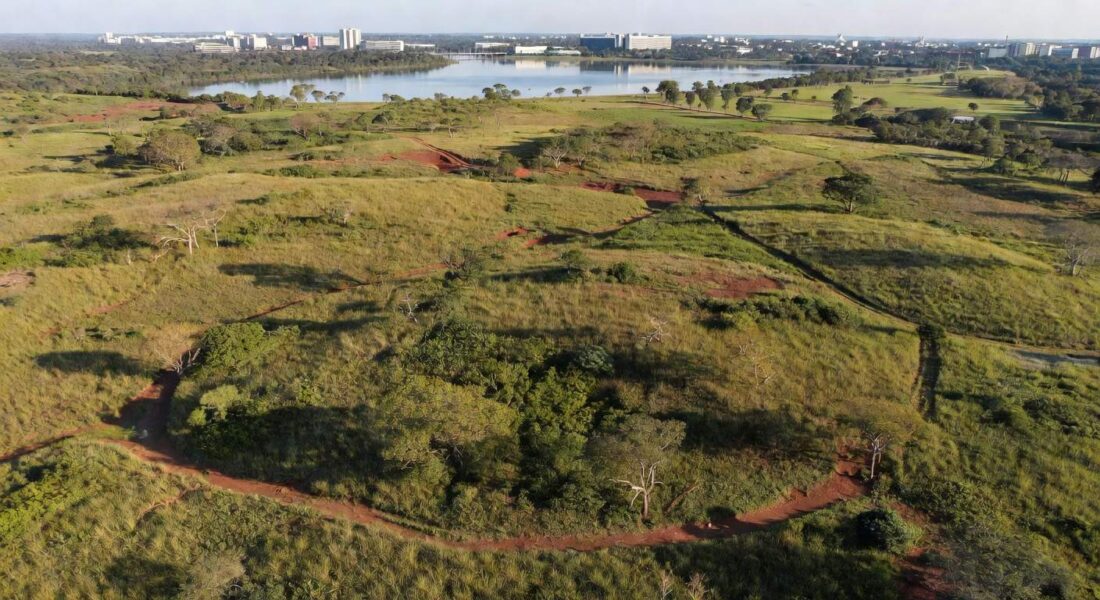 Área verde de 1.200 hectares no Lago Norte, Brasília, sendo transformada em parque ecológico.