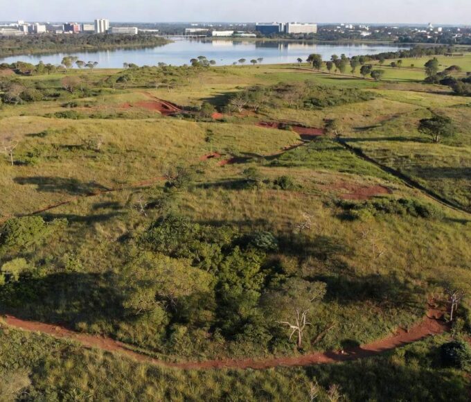 Área verde de 1.200 hectares no Lago Norte, Brasília, sendo transformada em parque ecológico.