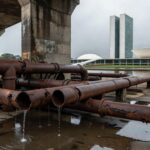 Reservatório de água com nível baixo no DF, ilustrando desafios hídricos persistentes da Caesb.