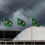 Vista do Congresso Nacional em Brasília com currículos abandonados, representando falhas no mercado de trabalho para idosos no DF.