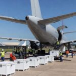 Caixas de vacinas contra Covid-19 chegando ao Distrito Federal do Ministério da Saúde, em Brasília.