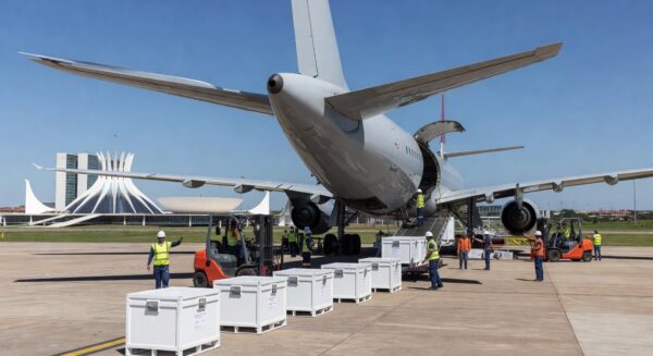 Caixas de vacinas contra Covid-19 chegando ao Distrito Federal do Ministério da Saúde, em Brasília.