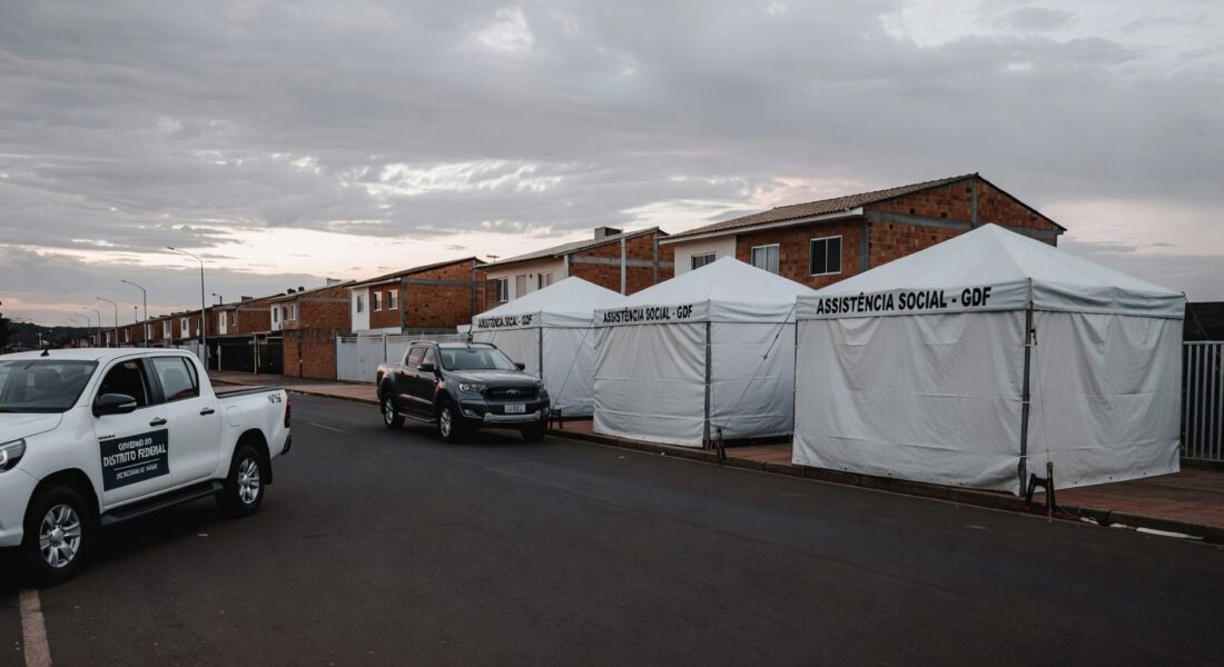 Veículos e tendas de operação de acolhimento a pessoas em situação de rua no Paranoá, DF.