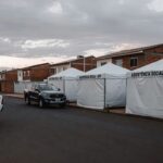 Veículos e tendas de operação de acolhimento a pessoas em situação de rua no Paranoá, DF.