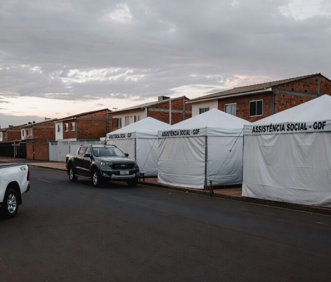 Veículos e tendas de operação de acolhimento a pessoas em situação de rua no Paranoá, DF.