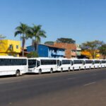 Mini-ônibus estacionados em rua do Paranoá, ampliando transporte público no Paranoá e Itapoã.
