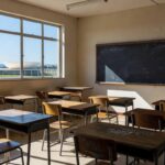 Escola pública em Brasília com arquitetura moderna e Congresso Nacional ao fundo, representando suspensão de portaria sobre remuneração de professores no DF.