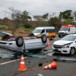 Cena de acidente na DF-250 com veículos danificados e viaturas de emergência no Paranoá, Distrito Federal.