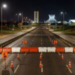 Túnel Buraco do Tatu em São Paulo interditado à noite para manutenção de câmeras, com barreiras e cones de sinalização.