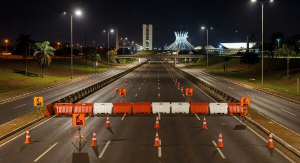 Túnel Buraco do Tatu em São Paulo interditado à noite para manutenção de câmeras, com barreiras e cones de sinalização.
