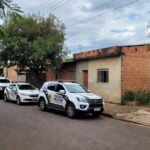 Viatura da polícia em frente a residência em Ceilândia após invasão armada e detenção de suspeito.