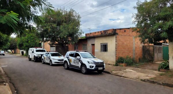 Viatura da polícia em frente a residência em Ceilândia após invasão armada e detenção de suspeito.