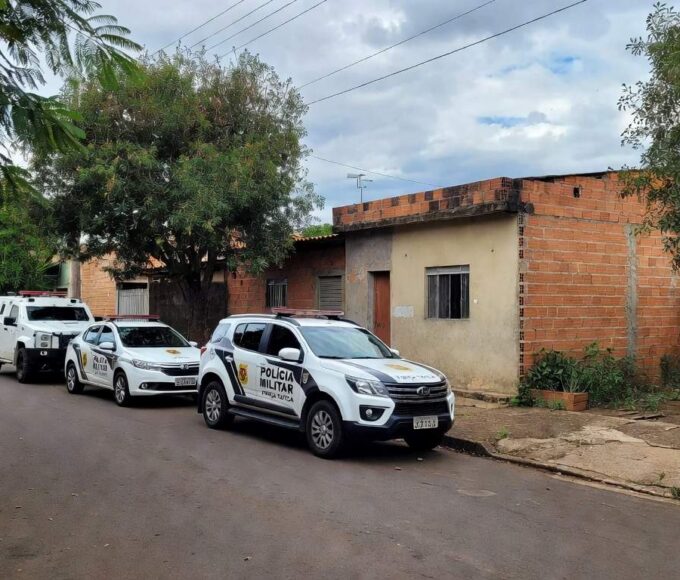 Viatura da polícia em frente a residência em Ceilândia após invasão armada e detenção de suspeito.
