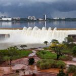 Barragem de Santa Maria transbordando no DF, destacando falhas na gestão da Caesb.