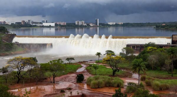 Barragem de Santa Maria transbordando no DF, destacando falhas na gestão da Caesb.