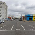 Vaga de estacionamento isolada por fita policial em rua de Samambaia, Brasília, representando cena de crime por briga de estacionamento.