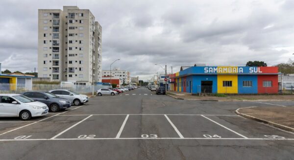 Vaga de estacionamento isolada por fita policial em rua de Samambaia, Brasília, representando cena de crime por briga de estacionamento.