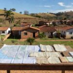 Comunidade residencial em Planaltina com casas simples e paisagem de cerrado, representando regularização fundiária pelo GDF.