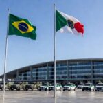 Cerimônia oficial em Brasília com bandeiras e viaturas da PMDF em frente ao TJDFT, celebrando 217 anos da polícia.