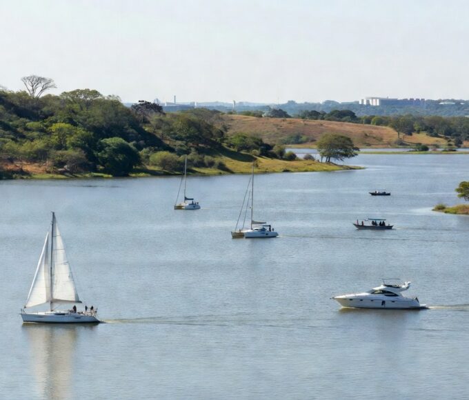 Navegar pelo Lago Paranoá garante tranquilidade, contato com a natureza e paisagens incríveis (foto: Mariana Campos/CB/D.A Press) - Mariana Campos/CB/D.A Press
