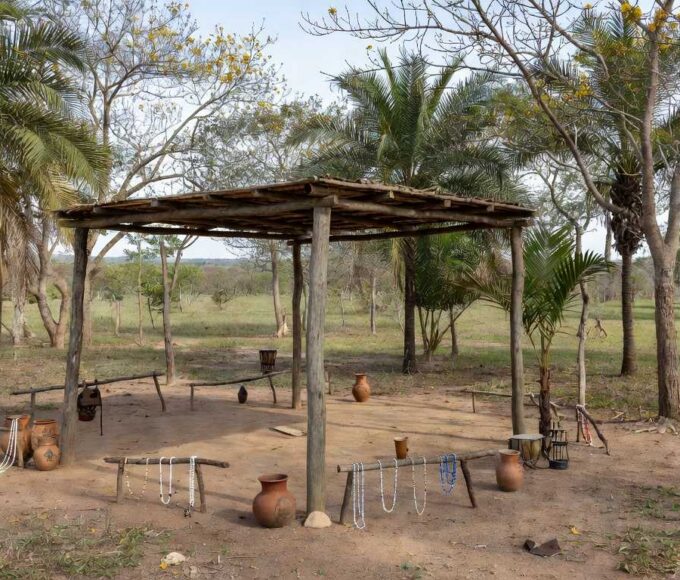 Josania mostra barraco construído em cima da estrada que liga seus lotes, no Córrego do Bálsamo. Foto: Olavo David/Jornal de Brasília