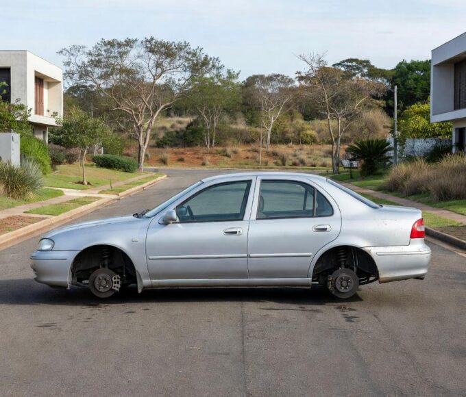 Veículo sem rodas após furto de pneus no Lago Norte, Brasília