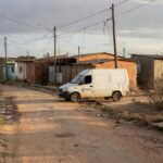 Unidade itinerante precária da Caesb em rua do DF evidenciando falhas no saneamento