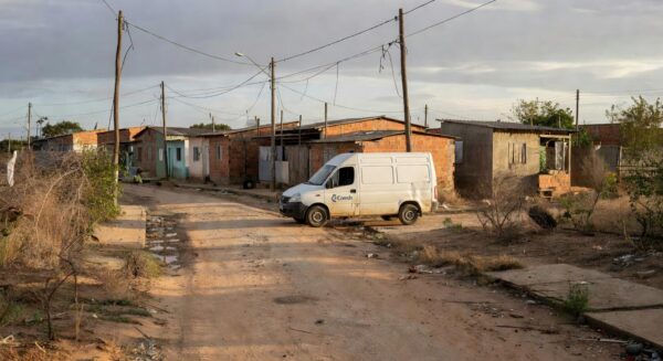 Unidade itinerante precária da Caesb em rua do DF evidenciando falhas no saneamento
