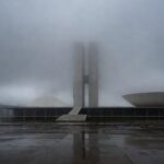 Brasília com céu nublado e névoa durante queda de temperatura