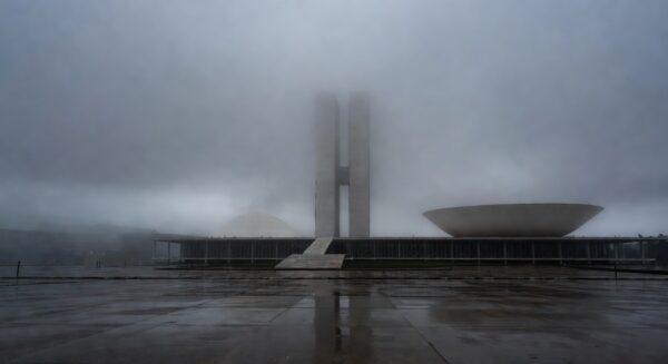 Brasília com céu nublado e névoa durante queda de temperatura