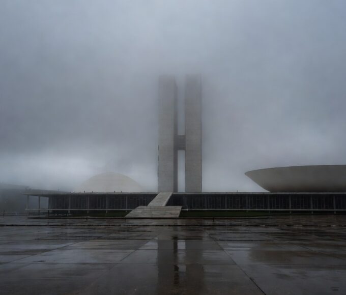 Brasília com céu nublado e névoa durante queda de temperatura