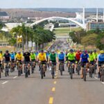 Ciclistas no passeio do Maio Amarelo 2026 no Eixão Sul em Brasília
