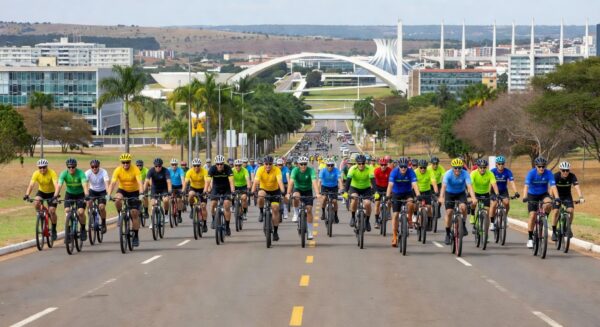 Ciclistas no passeio do Maio Amarelo 2026 no Eixão Sul em Brasília