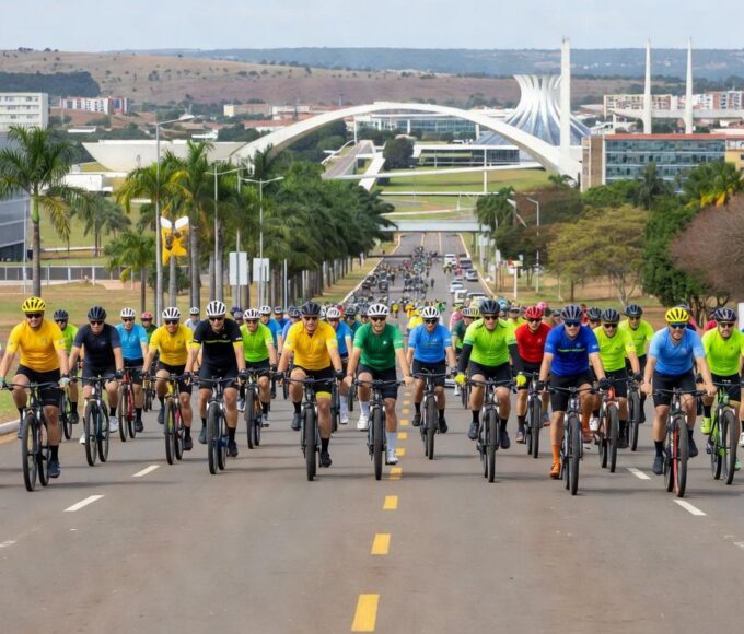 Ciclistas no passeio do Maio Amarelo 2026 no Eixão Sul em Brasília