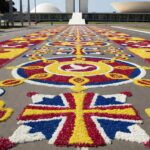 Tapete de 125 metros de Corpus Christi feito com serragem colorida em Brasília