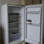 Geladeira com alimentos escassos representando insegurança alimentar entre idosos no DF