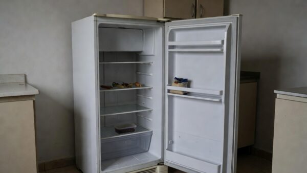 Geladeira com alimentos escassos representando insegurança alimentar entre idosos no DF