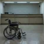 Fachada da UPA do Recanto das Emas com cadeira de rodas vazia