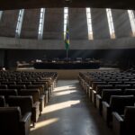 Plenário da Câmara Legislativa com documentos durante concessão de título honorário