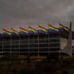 Bandeiras do orgulho LGBTI+ em frente à CLDF em Brasília, simbolizando discriminação persistente no DF