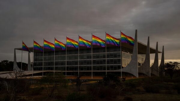 Bandeiras do orgulho LGBTI+ em frente à CLDF em Brasília, simbolizando discriminação persistente no DF