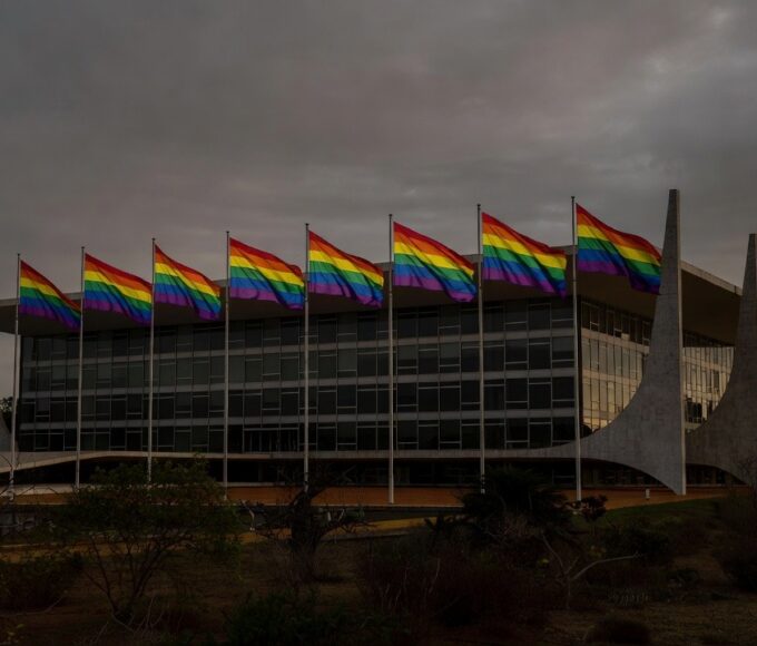 Bandeiras do orgulho LGBTI+ em frente à CLDF em Brasília, simbolizando discriminação persistente no DF