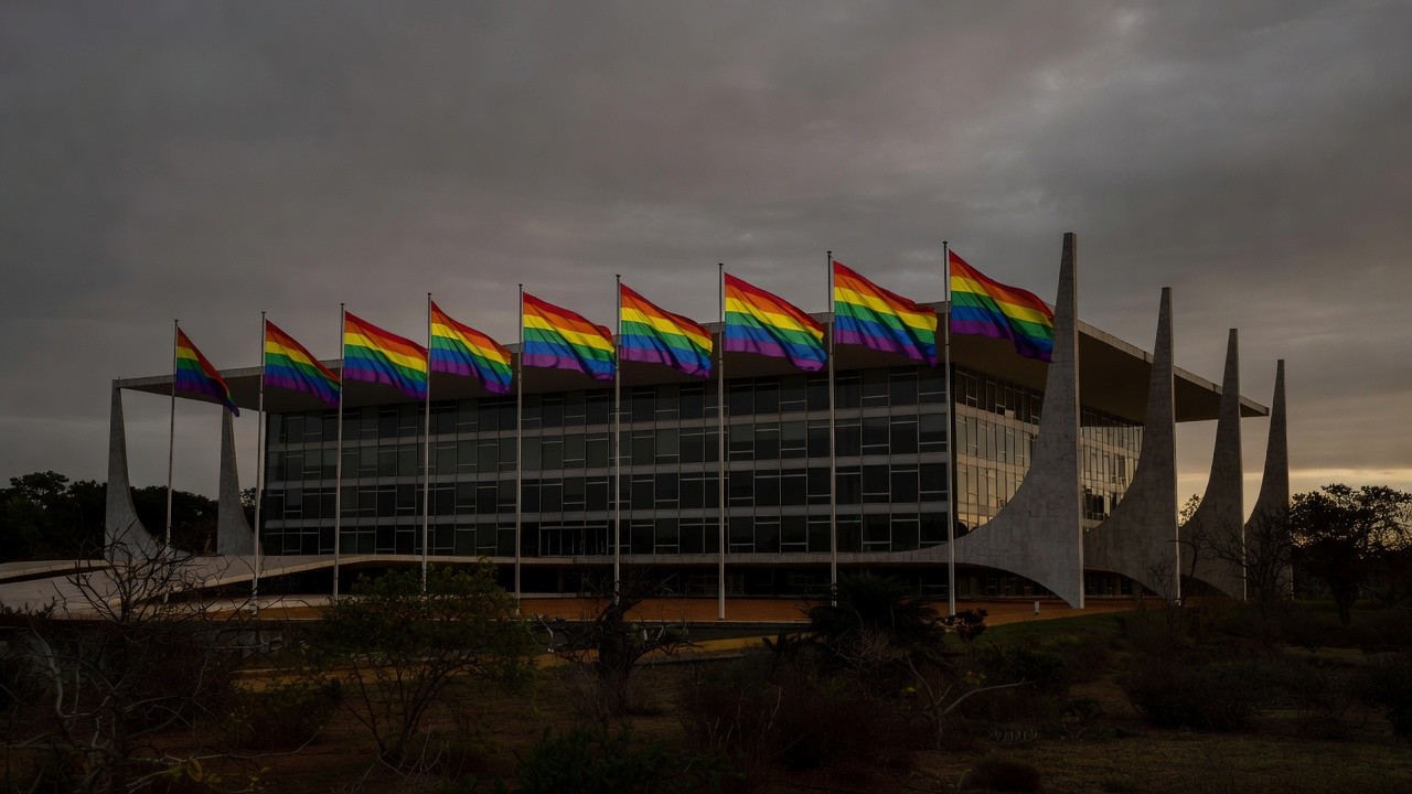 Bandeiras do orgulho LGBTI+ em frente à CLDF em Brasília, simbolizando discriminação persistente no DF