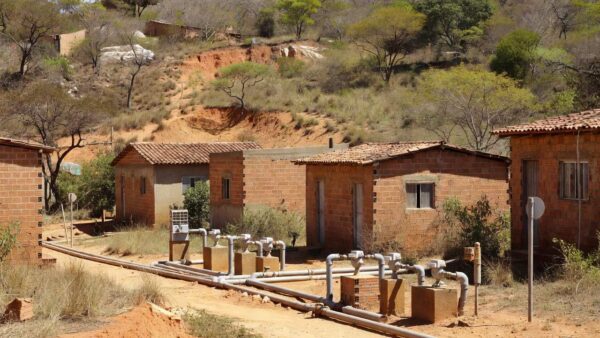 Medidores de água em residências da Fercal com foco em cobranças da Caesb