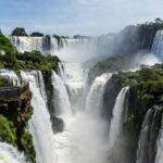 1 de 1 Imagem colorida mostra turista descendo de ponto nas Cataratas do Iguaçu para pegar telefone que havia caido - Metrópoles - Foto: Reprodução/Redes sociais
