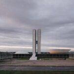 Estante de livros em biblioteca histórica de Brasília