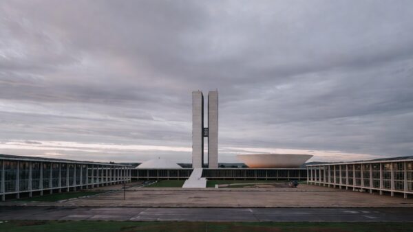 Estante de livros em biblioteca histórica de Brasília