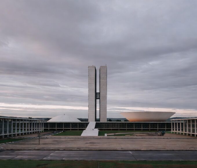 Estante de livros em biblioteca histórica de Brasília